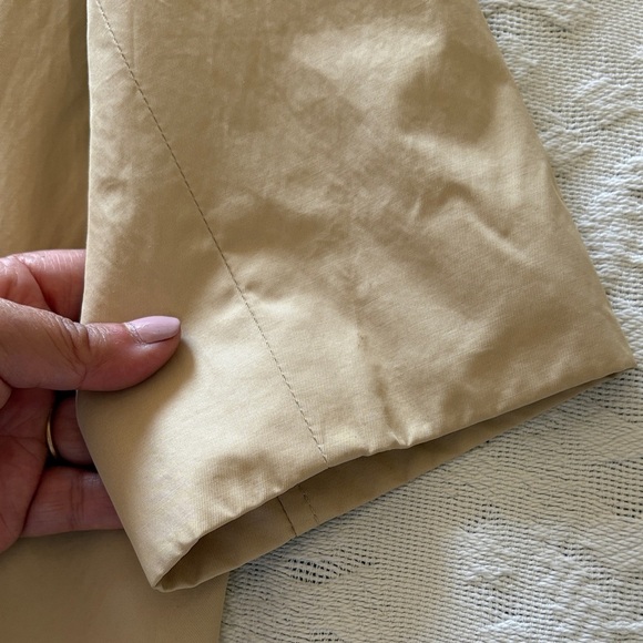 Beautiful Gently Loved Women's Tan Rain Coat with Floral Lining by Michael Kors - Picture 5 of 15